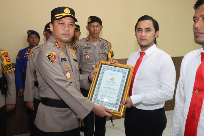 					Kapolres Sinjai AKBP Fery Nur Abdulah Menyerahkan Penghargaan kepada Kanit Tipidkor Polres Sinjai Ipda Herman Sudi. (Foto: Ist/ Humas)