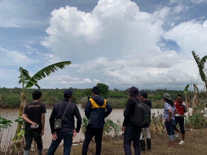					Tim BBWSPJ Sulsel Tinjau Lokasi Rencana Pembangunan Tanggul Air Asin di Jeneponto. (Foto: Ist)