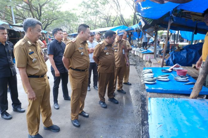 					Pj Bupati Jeneponto Junaedi Bakri Pantau Harga Bahan Pokok di Pasar Sentral Karisa. (Foto: Ist/ Humas)