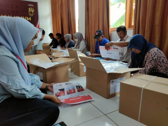 					Penyortiran Surat Suara Pemilu 2024 di KPU Sinjai. (Foto: Ist)