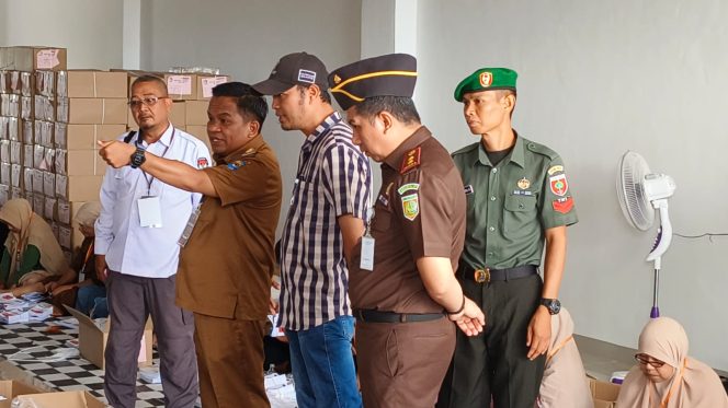 					Pj Bupati Jeneponto Junaedi Tinjai Langsung Proses Penyortiran Suara Suara Pemilu 2024. (Foto: Ist)