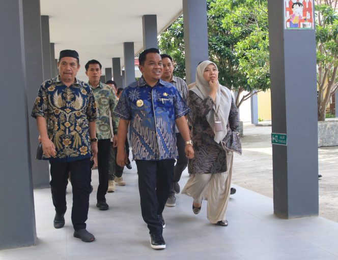 					Pj Bupati Jeneponto, Junaedi Bakri bersama Tim Supervisi RSUD Lanto Dg Pasewang. (Foto: Ist)