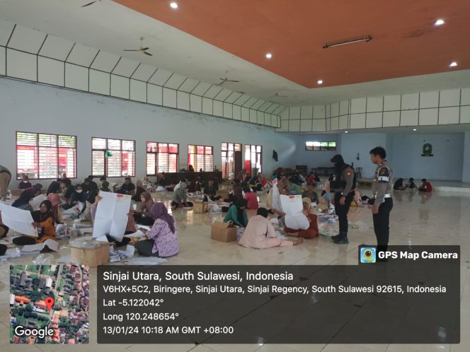 					Personel Gabungan Polres Sinjai Jaga Ketat Proses Penyortiran Surat Suara Caleg DPR RI di Gudang Logistik KPU. (Foto: Ist/ Humas)