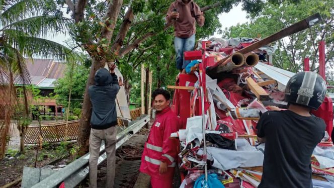 					Sejumlah Alat Peraga Kampanye Dibongkar Bawaslu bersama Satpol PP dan Dinas Lingkungan Hidup. (Foto: Ist)