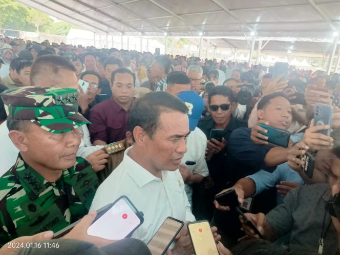 					Menteri Pertanian Amran Sulaiman saat Wawancara dengan Awak Media di Jeneponto. (Foto: BERITA.NEWS/ Muh Ikbal)