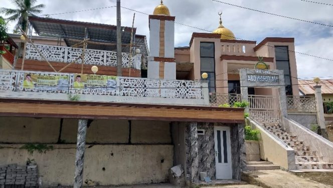 					Baliho Caleg DPR RI dari Partai Golkar Dapil 2, Supriansa Terpasang di Pagar Masjid. (Foto: Ist)