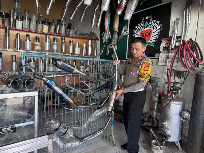 					Kasat Lantas Polres Sinjai, AKP Muhammad Arsyad saat Menyambangi Bengkel Motor dan Berikan Imbauan. (Foto: Ist)