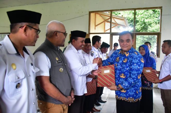 					Pj Bupati Sinjai, TR Fahsul Falah Serahkan Pagu ADD di 10 desa se- Kecamatan Sinjai Selatan. (Foto: Ist/ Humas Kominfo)