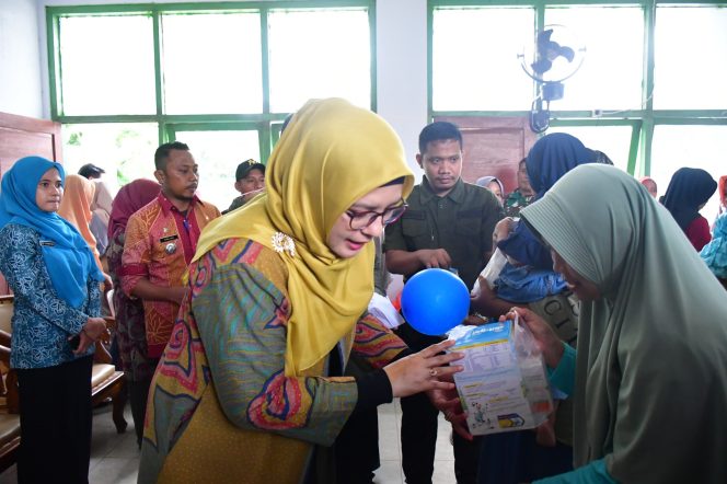 					Pj Ketua Tim Penggerak PKK Kabupaten Sinjai, Cut Resmiati Berikan Bantuan Susu dan Vitamin kepada Ibu Hamil. (Foto: Ist/ Humas Kominfo)