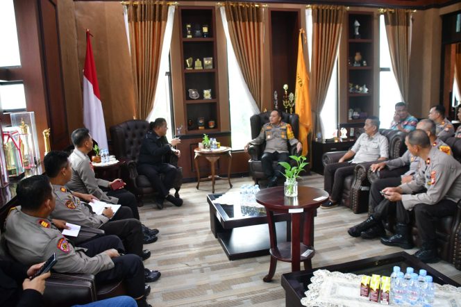 					Pertemuan Pemkab dan Polres Sinjai di Ruang Kantor Bupati Sinjai. (Foto: Ist/ Humas Kominfo)