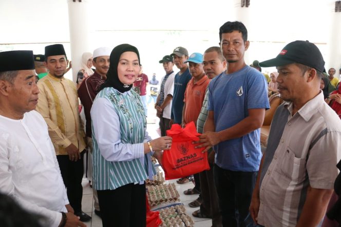 					Ratusan Petugas Kebersihan DLHK Bulukumba Makan Siang di Rujab Bupati. (Foto: Ist/ Humas)