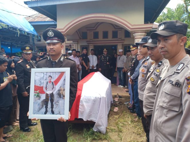 					Prosesi Upacara Penyerahan Jenazah Almarhum Iptu Hasan kepada Keluarga.  (Foto: Ist)