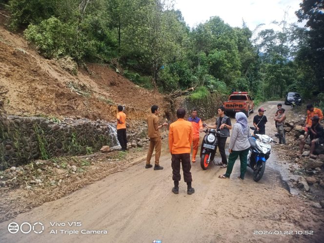 					Akses Jalan Poros Borong Rappoa-Kindang yang Sempat Terputus Akibat Material Longsoran Tanah dan Bebatuan. (Foto: Ist/ BPBD Bulukumba)