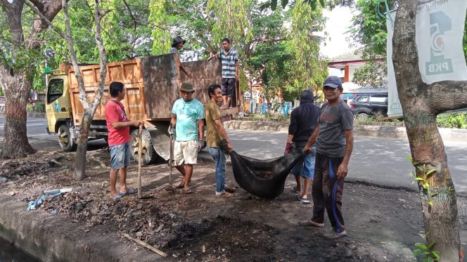 					Gotong Royong Membersihkan Wilayah Perkotaan Bulukumba. (Foto: Ist/ Humas)