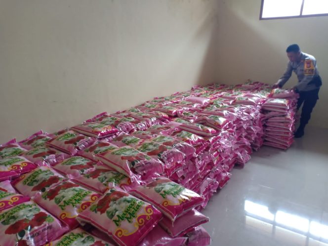 					Bantuan Beras 5 Ton dari Kapolda Sulsel. (Foto: Ist)