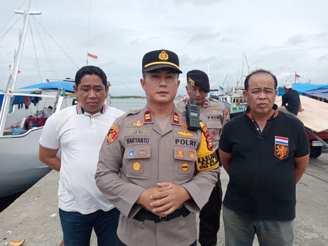 					Akibat Cuaca Buruk, Kapolsek Paotere Himbau Kepada Nahkoda Kapal Agar Tidak Melaut
