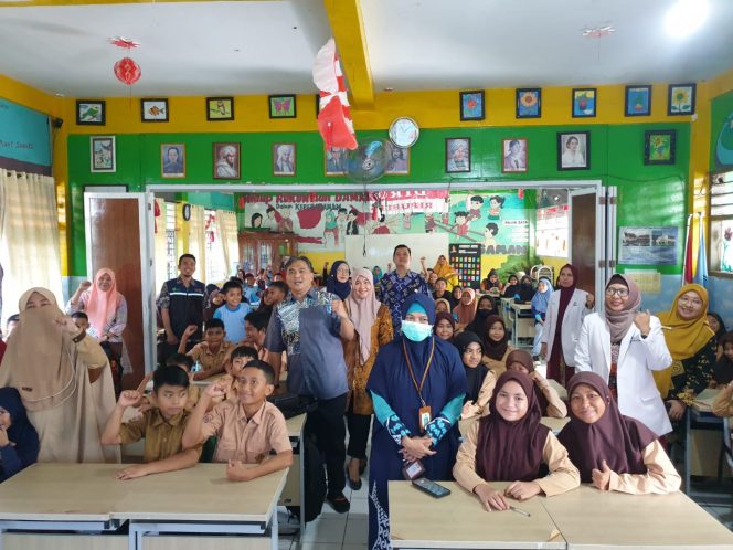 					Bakti Sosial, Alumni FK Unhas 92 periksa USG dan Bagikan Susu Hingga Edukasi Hidup Sehat