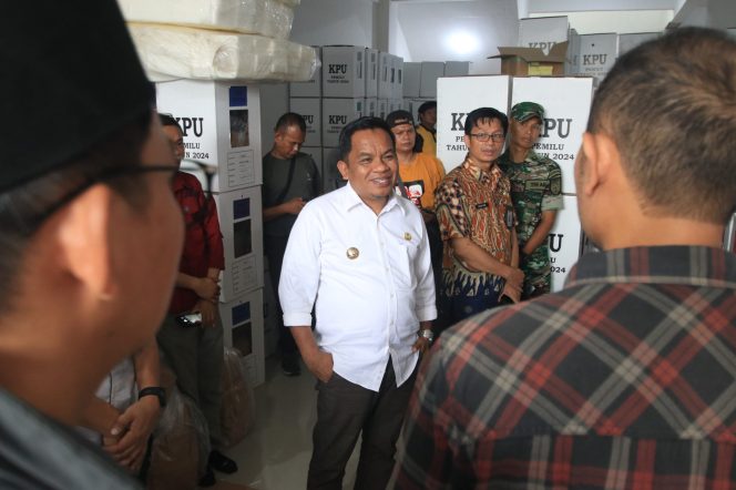 					PJ Bupati Jeneponto Lakukan Peninjauan Logistik di Gudang KPU