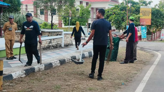 					Tim Satgas Melakukan Pembersihan dalam Kawasan Kota Sinjai. (Foto: Ist/ Humas Kominfo)
