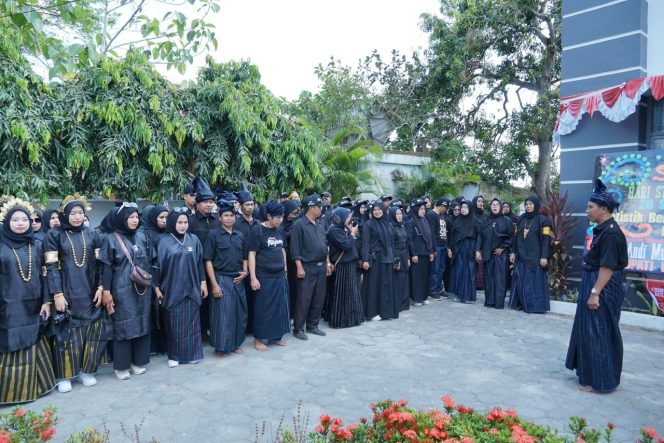 					Pegawai Pemkab Bulukumba Berpakaian Adat Kajang saat Apel. (Foto: Ist/ Humas Kominfo)