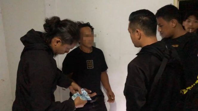 					Terduga Pelaku Saat Diamankan Tim URC Reskrim Polsek Ujung Bulu bersama unit Opsnal Sat Intelkam Polres Bulukumba. (Foto: Ist)