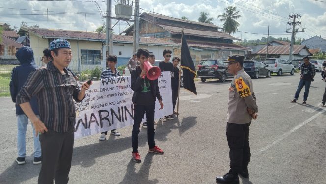 					Sejumlah Massa FRI Demo di Depan Kantor Polres Sinjai. (BERITA.NEWS/ Thatang)