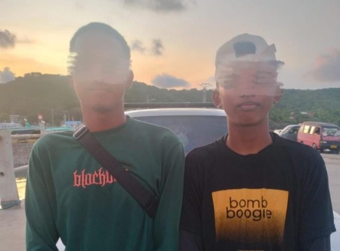 					Kedua Terduga Pelaku Pencuri Motor di Pantai Bara, Bulukumba. (Foto: Ist/ Humas Polres)