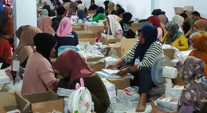 					Proses Penyortiran Surat Suara Pemilu 2024 di Gudang Logistik KPU Bulukumba. (Foto: Ist)