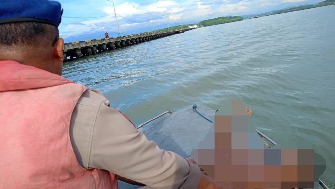 					Personel Polairud Polres Sinjai Evakuasi Mayat yang Ditemukan Warga. (Foto: Ist)