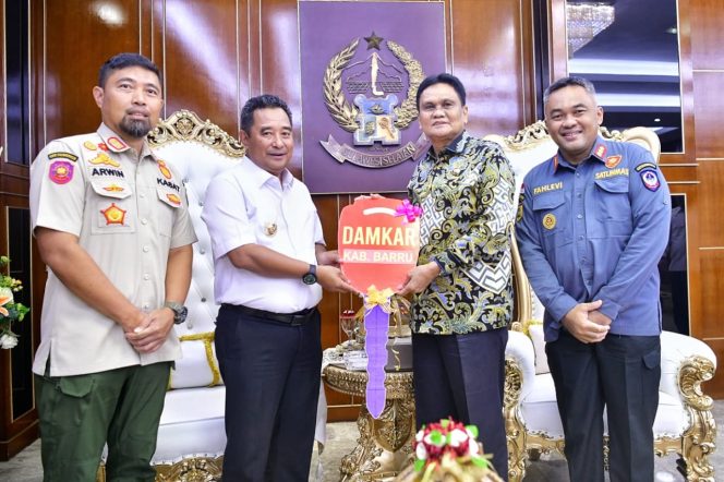 					Penyerahan bantuan Damkar kepada Pemda Barru (dok)