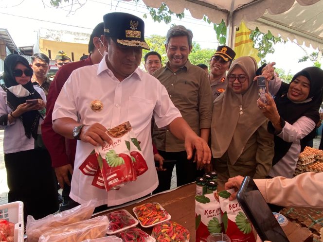 					Pj Gubernur Sulsel Bahtiar baharuddin bersama Pj Sekda Andi M Arsjad saat meninjau Pasar Murah di Kabupaten Sidrap (dok)