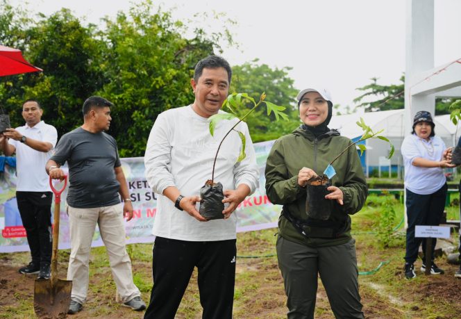 					Pj Gubernur Sulsel bersama Pj ketua TP PKK Sulsel tanami lahan tidur di kawasan Benteng Somba Opu Gowa (dok)