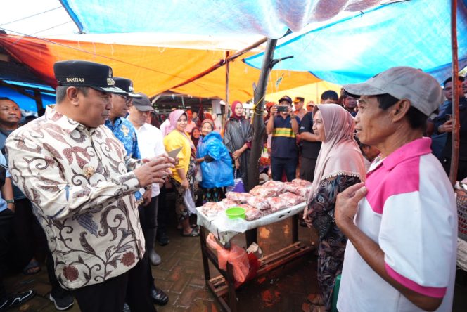 					Pj Gubernur Sulsel Bahtiar saat meninjau stok dan harga pangan di pasar tradisional Kabupaten Takalar (dok)