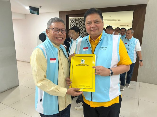 					Taufan Pawe menerima langsung surat perintah itu dari Ketua Umum Airlangga Hartarto, saat acara silaturahmi Ketua Umum bersama Ketua Golkar Provinsi se-Indonesia, di Kantor DPP Partai Golkar (dok)