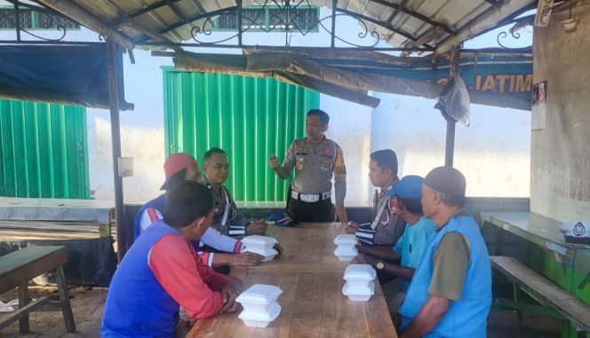 					Kasat Lantas Polres Sinjai, AKP Muhammad Arsyad saat Mensosialisasikan Tilang Elektronik ke Tukang Ojek. (Ist/ Humas Polres Sinjai)