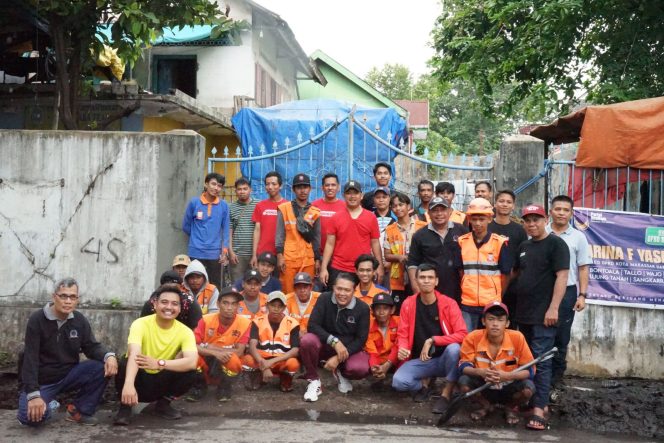 					Kerja Bakti se-Kota Makassar, Camat Bontoala Turun Langsung Bersihkan Drainase