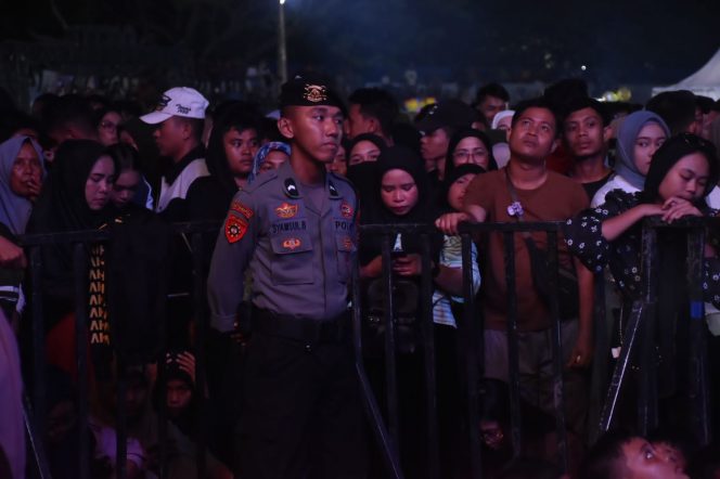 					Ratusan Personel Bulukumba Lakukan Pengamanan di Konser Armada Band pada Puncak Peringatan Hari Jadi Kabupaten Bulukumba. (Foto: Ist/ Humas)