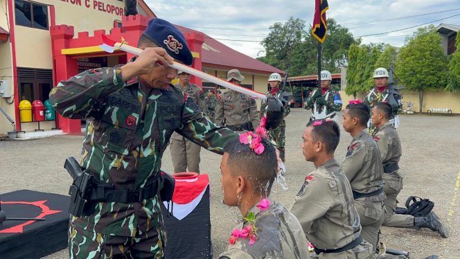 					Lima Personel Baru Brimob Bone Disambut Apel Tradisi di Mako Batalyon C Pelopor. (Foto: Ist)