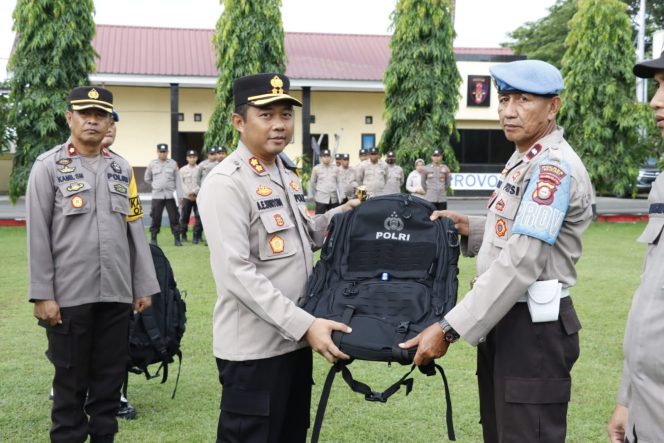					Kapolres Bulukumba, AKBP Andi Erma Suryono Menyerahkan Tas Ransel kepada Personel yang Bertugas di TPS. (Foto: Ist/ Humas)