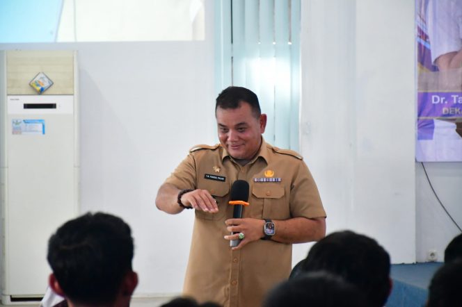 					Pj Bupati TR Fahsul Falah Memberikan Kuliah Umum di Kampus UIAD Sinjai. (Foto: Ist/ Humas)