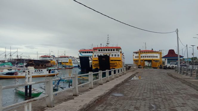					Kapal Feri di Pelabuhan Bira Bulukumba Tidak Diizinkan Berlayar. (Foto: Ist)