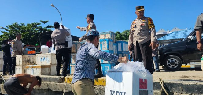 					Personel Polres Sinjai Kawal Distribusi Logistik Pemilu 2024 Menuju PPK Pulau Sembilan. (Foto: Ist/ Humas Polres)