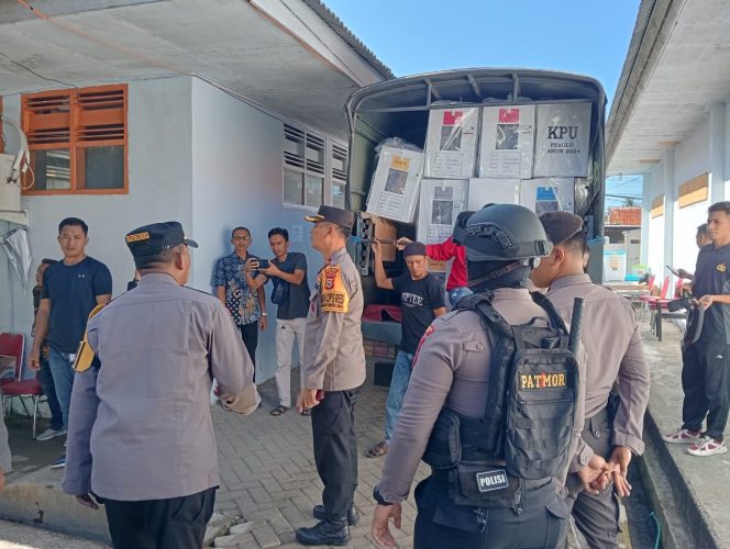 					Persiapan Distribusi Logistik Pemilu 2024 ke PPK Pulau Sembilan. (Foto: Ist)