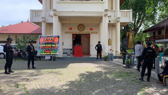 					Personel Brimob Bone Mengawal Peringatan Tahun Baru Imlek. (Foto: Ist)