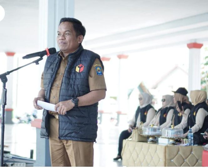 					Pj Bupati Jeneponto, Junaedi Bakri saat Mengikuti Apel Kesiapan Pengawasan Masa Tenang Pemilu 2024. (Foto: Ist/ Humas Kominfo)