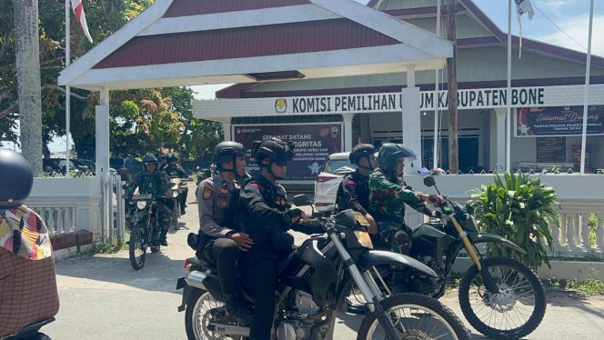 					Aparat Gabungan Intens Patroli Jelang Hari Pencoblosan di Bone. (Foto: Ist)