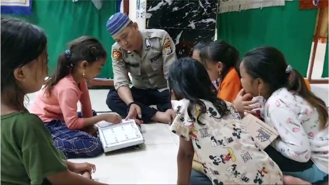 					Di Sela Pengamanan TPS Di Pulau Polisi Makassar Jadi Guru Ngaji Bagi Anak-anak