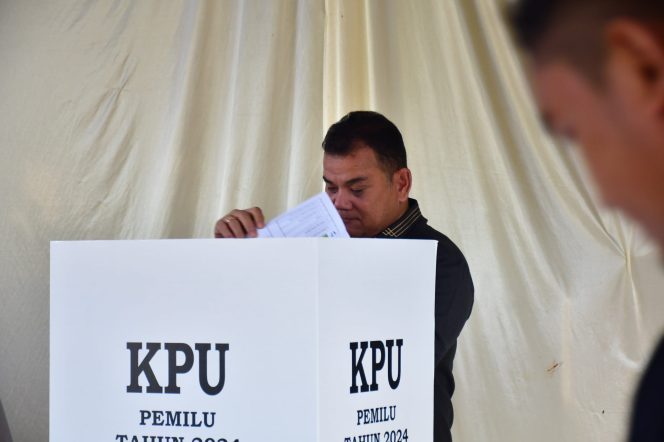 					Pj Bupati Sinjai TR Fahsul Falah Salurkan Hak Suaranya di TPS. (Foto: Ist)