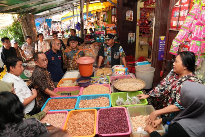 					Harga Telur dan Beras Naik di Pasar Terong Makassar, BPS: Masih Terkendali