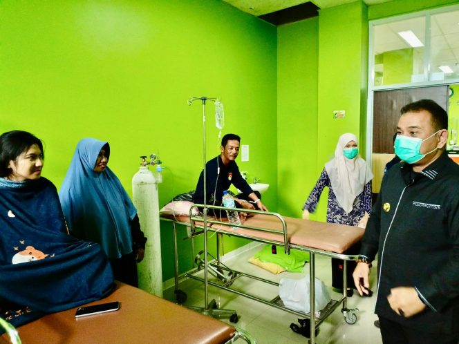 					Anggota KPPS Saat Menjalani Perawatan Medis di RSUD Sinjai. (Foto: Ist)